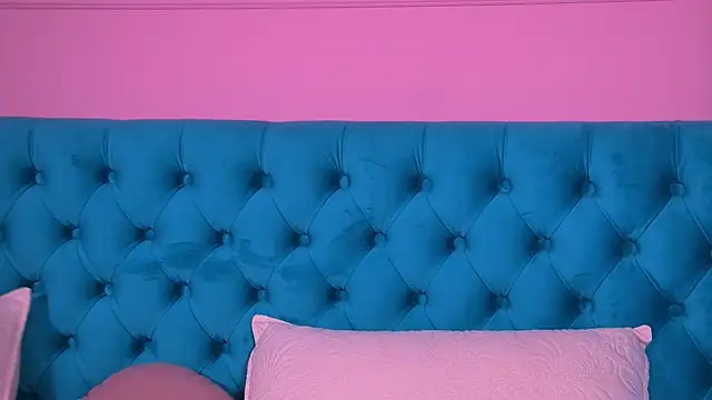 Snapshot of AlyraRose chatting on 09/26/25, 03:27 AlyraRose online show from 09/26/25, 03:27