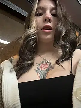 Snapshot of Mimiumuy chatting on 12/05/25, 04:03 Mimiumuy online show from 12/05/25, 04:03