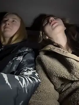 Snapshot of Mimiumuy chatting on 12/18/25, 04:02 Mimiumuy online show from 12/18/25, 04:02