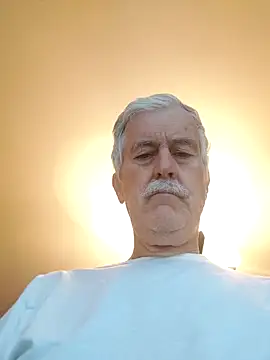 Snapshot of slaveman4you chatting on 11/04/25, 04:17 slaveman4you online show from 11/04/25, 04:17
