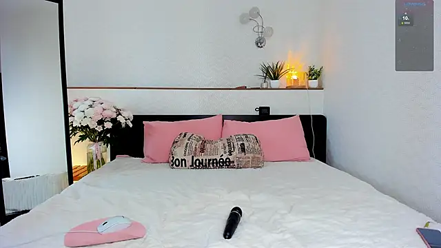 Snapshot of charlottacardi chatting on 10/24/25, 03:58 charlottacardi online show from 10/24/25, 03:58