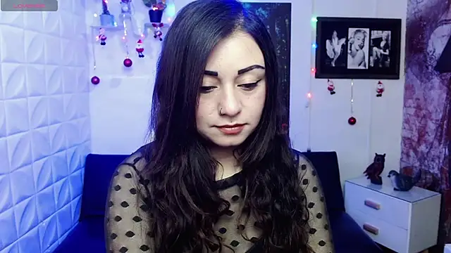 Snapshot of Eva_Roussell chatting on 12/15/25, 02:32 Eva Roussell online show from 12/15/25, 02:32