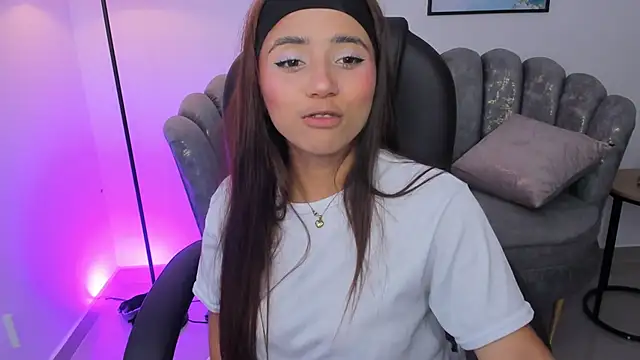 Snapshot of issi_loren chatting on 11/09/25, 05:00 issi loren online show from 11/09/25, 05:00