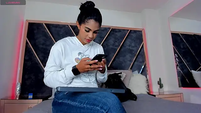 SusanaHenao online show from 11/24/25, 05:23