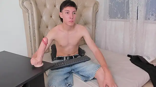 Snapshot of LittleDanny_ chatting on 09/19/25, 01:56 LittleDanny online show from 09/19/25, 01:56