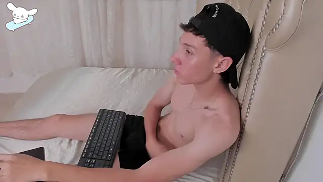 Snapshot of LittleDanny_ chatting on 10/04/25, 03:54 LittleDanny online show from 10/04/25, 03:54