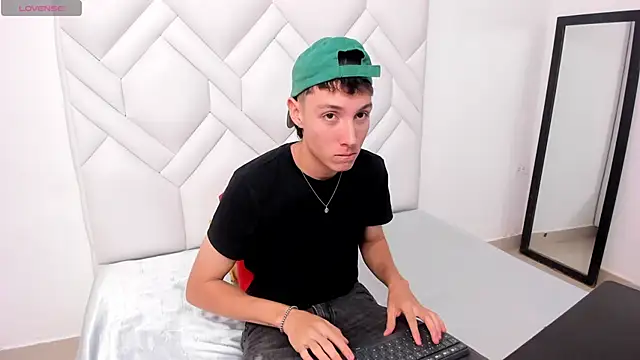 Snapshot of LittleDanny_ chatting on 11/03/25, 07:37 LittleDanny online show from 11/03/25, 07:37