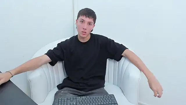 Snapshot of LittleDanny_ chatting on 11/12/25, 03:56 LittleDanny online show from 11/12/25, 03:56