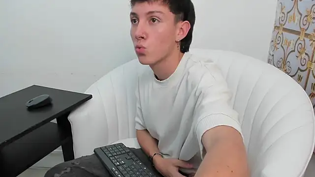 Snapshot of LittleDanny_ chatting on 11/13/25, 05:01 LittleDanny online show from 11/13/25, 05:01