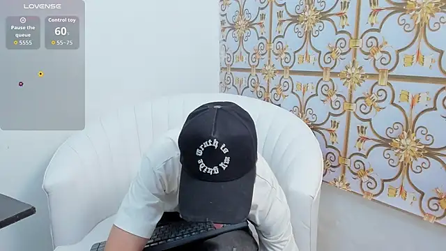 Snapshot of LittleDanny_ chatting on 11/15/25, 06:59 LittleDanny online show from 11/15/25, 06:59