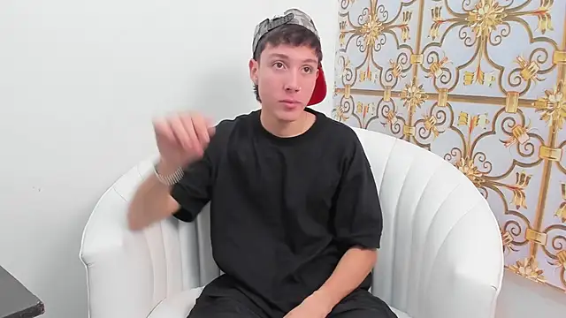 Snapshot of LittleDanny_ chatting on 11/19/25, 04:07 LittleDanny online show from 11/19/25, 04:07