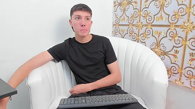 Snapshot of LittleDanny_ chatting on 11/21/25, 04:27 LittleDanny online show from 11/21/25, 04:27