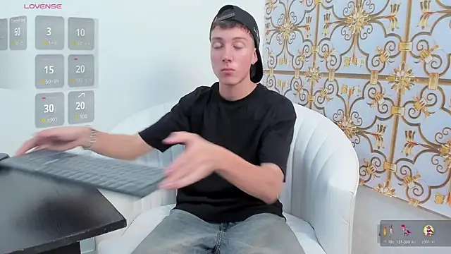 Snapshot of LittleDanny_ chatting on 11/24/25, 07:24 LittleDanny online show from 11/24/25, 07:24