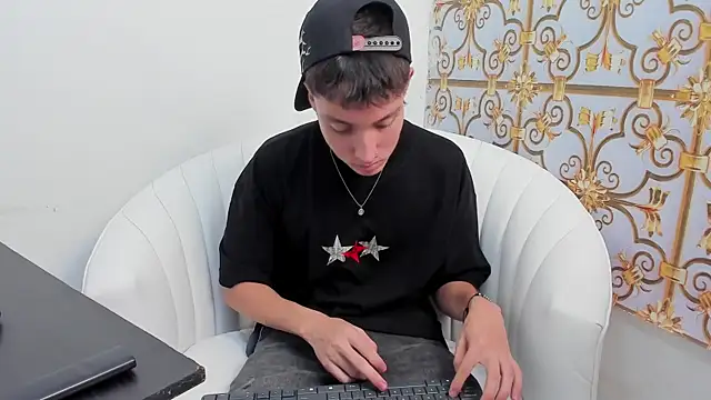 Snapshot of LittleDanny_ chatting on 11/26/25, 07:04 LittleDanny online show from 11/26/25, 07:04