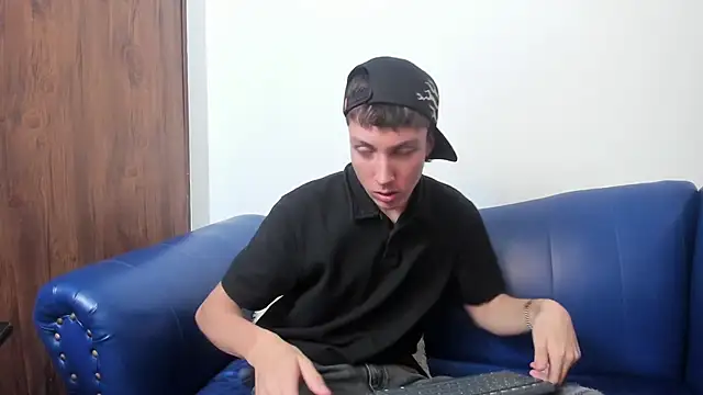 Snapshot of LittleDanny_ chatting on 11/28/25, 05:04 LittleDanny online show from 11/28/25, 05:04