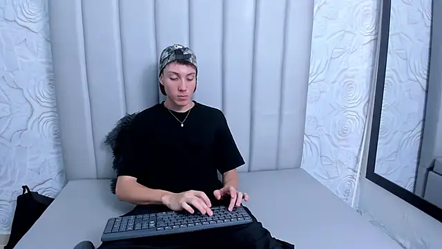 Snapshot of LittleDanny_ chatting on 12/01/25, 06:02 LittleDanny online show from 12/01/25, 06:02