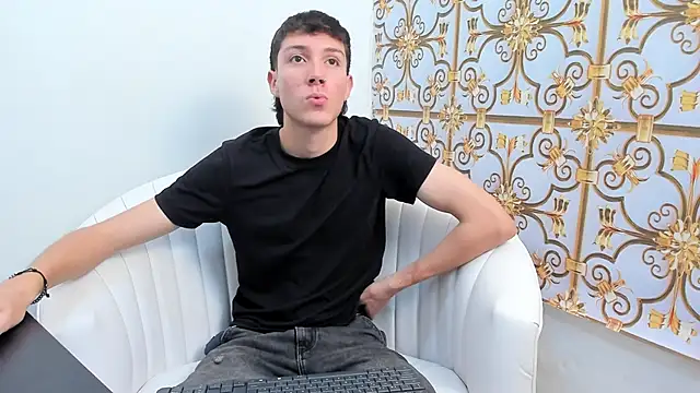 Snapshot of LittleDanny_ chatting on 12/16/25, 05:07 LittleDanny online show from 12/16/25, 05:07