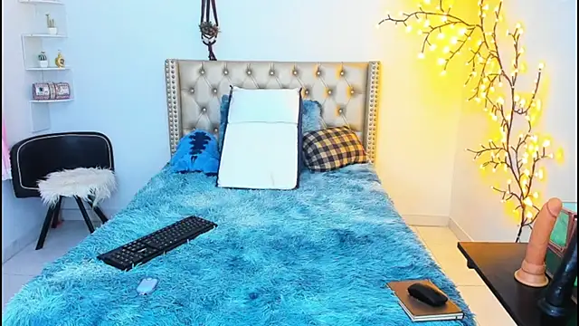 Snapshot of LenaStylesOA chatting on 09/23/25, 03:20 LenaStylesOA online show from 09/23/25, 03:20