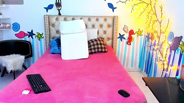 Snapshot of LenaStylesOA chatting on 10/30/25, 01:01 LenaStylesOA online show from 10/30/25, 01:01