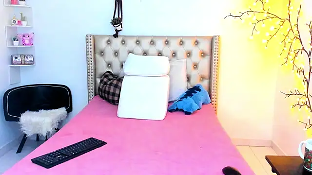 Snapshot of LenaStylesOA chatting on 11/27/25, 12:51 LenaStylesOA online show from 11/27/25, 12:51