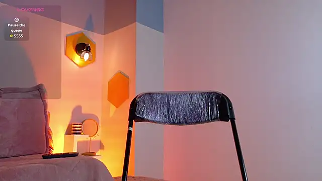 Snapshot of aliciia_Miller chatting on 10/27/25, 08:13 aliciia Miller online show from 10/27/25, 08:13