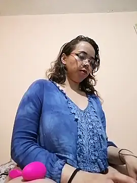 Snapshot of BarbaraLeython1 chatting on 11/18/25, 10:14 BarbaraLeython1 online show from 11/18/25, 10:14