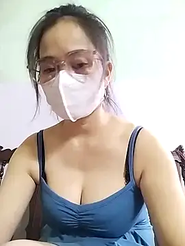 Snapshot of HELEN686 chatting on 10/14/25, 05:14 HELEN686 online show from 10/14/25, 05:14