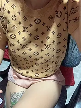 Snapshot of Tieuvi_18 chatting on 10/22/25, 10:53 Tieuvi 18 online show from 10/22/25, 10:53