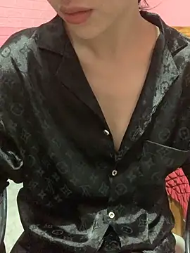 Snapshot of Tieuvi_18 chatting on 10/23/25, 11:24 Tieuvi 18 online show from 10/23/25, 11:24