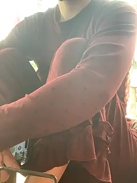 Snapshot of Tieuvi_18 chatting on 11/05/25, 12:43 Tieuvi 18 online show from 11/05/25, 12:43