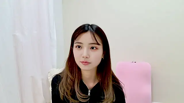 Snapshot of -yuina-23 chatting on 10/24/25, 04:25 -yuina-23 online show from 10/24/25, 04:25