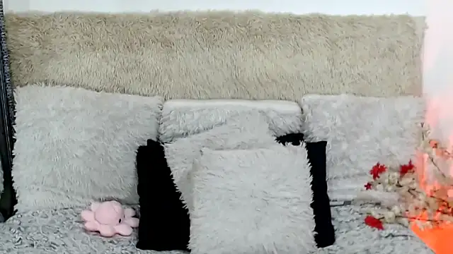 Snapshot of indianchic89 chatting on 10/24/25, 05:20 indianchic89 online show from 10/24/25, 05:20