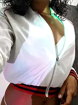 Snapshot of luna_love_xoxo chatting on 12/16/25, 03:55 luna love xoxo online show from 12/16/25, 03:55