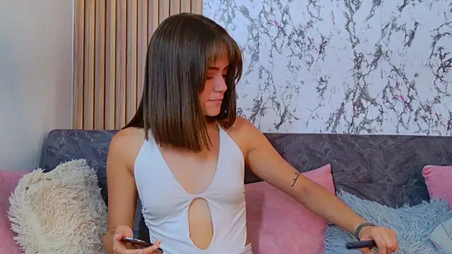 Snapshot of alielle chatting on 10/22/25, 11:04 alielle online show from 10/22/25, 11:04