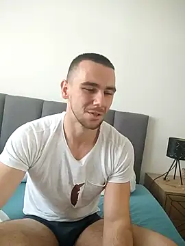 Snapshot of BrokenToPieces chatting on 09/19/25, 07:54 BrokenToPieces online show from 09/19/25, 07:54