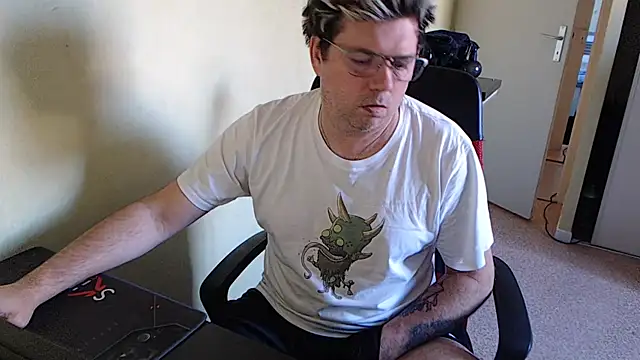 blueandwhite1 online show from 01/15/25, 03:29