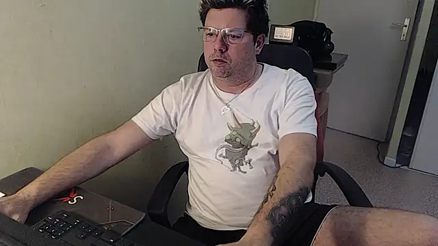 blueandwhite1 online show from 01/16/25, 03:35