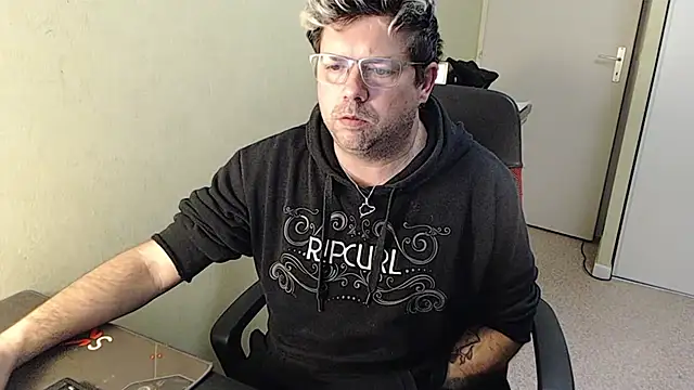 blueandwhite1 online show from 01/25/25, 08:10