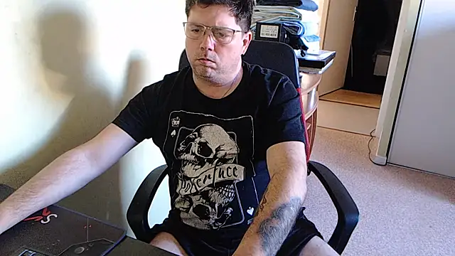 blueandwhite1 online show from 02/04/25, 03:57