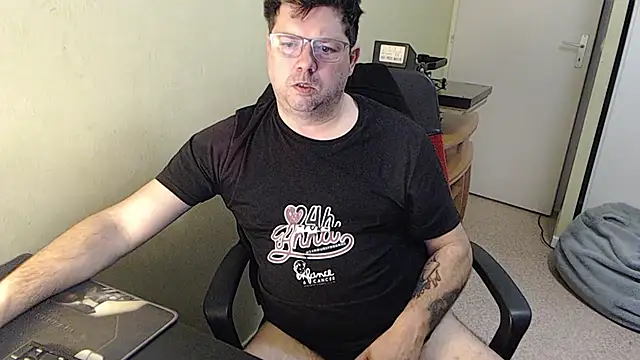 blueandwhite1 online show from 02/12/25, 08:06