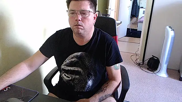 blueandwhite1 online show from 10/15/25, 03:01