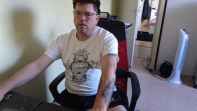 blueandwhite1 online show from 10/18/25, 09:21