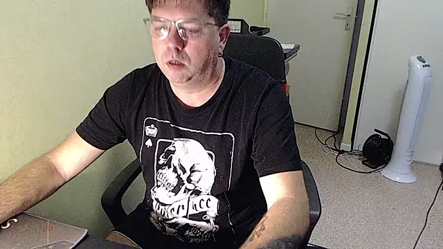 blueandwhite1 online show from 11/11/25, 08:25