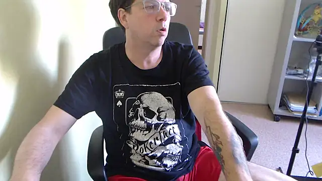 Snapshot of blueandwhite1 chatting on 04/23/26, 02:30 blueandwhite1 online show from 04/23/26, 02:30