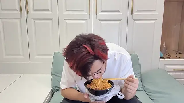 STxuguanhan online show from 10/17/25, 08:06