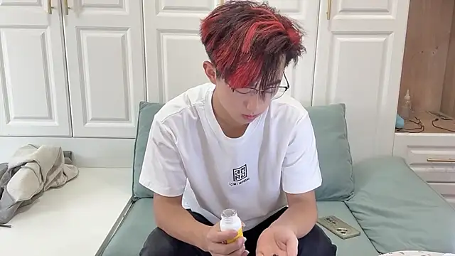 STxuguanhan online show from 10/18/25, 07:53