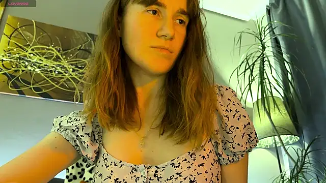 Snapshot of velina__ chatting on 12/01/25, 04:01 velina online show from 12/01/25, 04:01