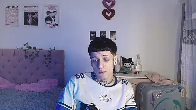 Snapshot of 2cyboy_ chatting on 09/15/25, 09:59 2cyboy online show from 09/15/25, 09:59