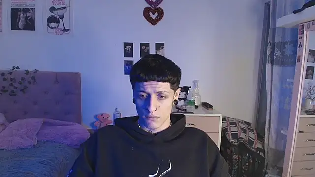 Snapshot of 2cyboy_ chatting on 10/01/25, 08:37 2cyboy online show from 10/01/25, 08:37