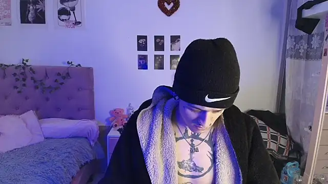 Snapshot of 2cyboy_ chatting on 10/06/25, 08:17 2cyboy online show from 10/06/25, 08:17